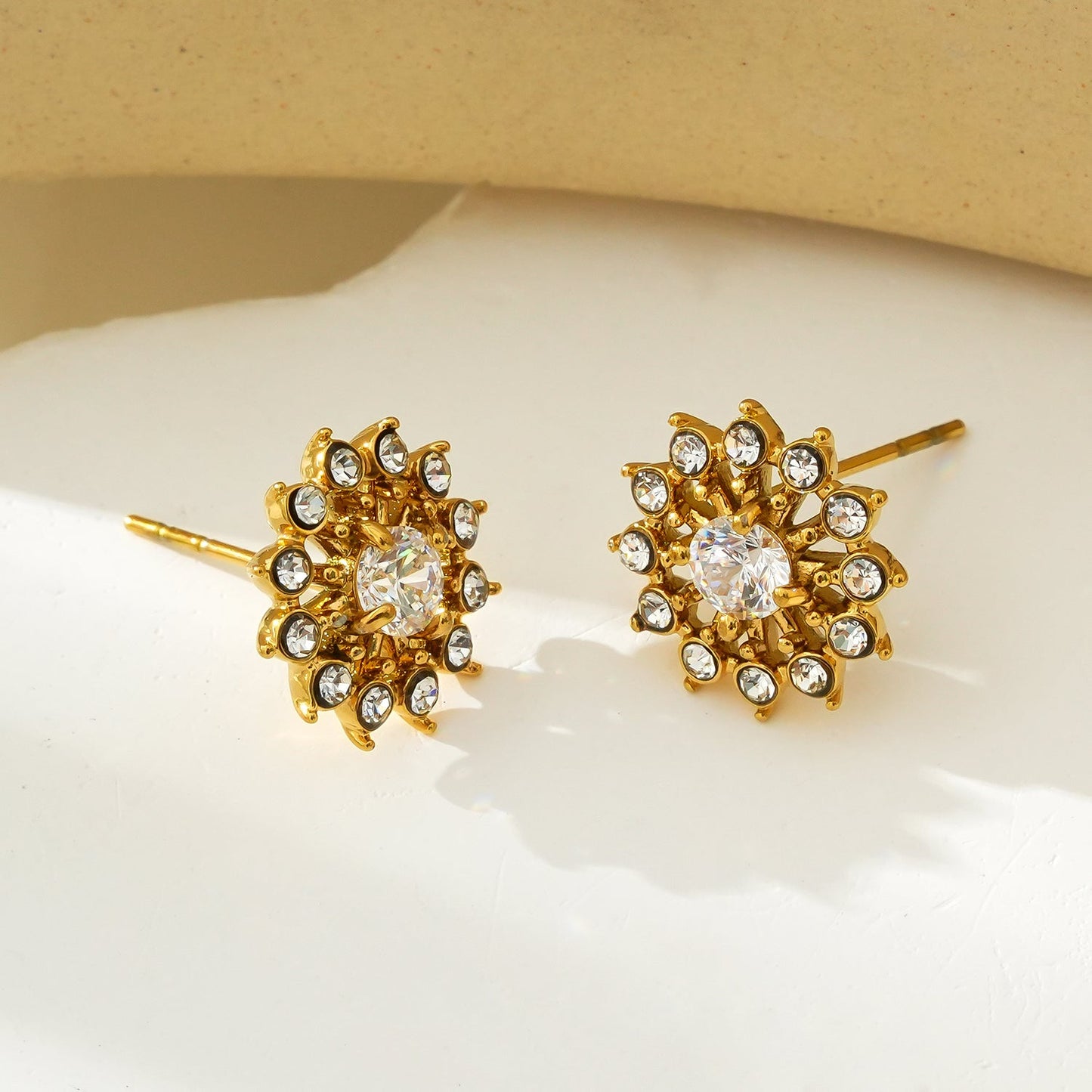 Or KERELA : Boucles d'oreilles clous étincelantes en oxyde de zirconium (CZ)