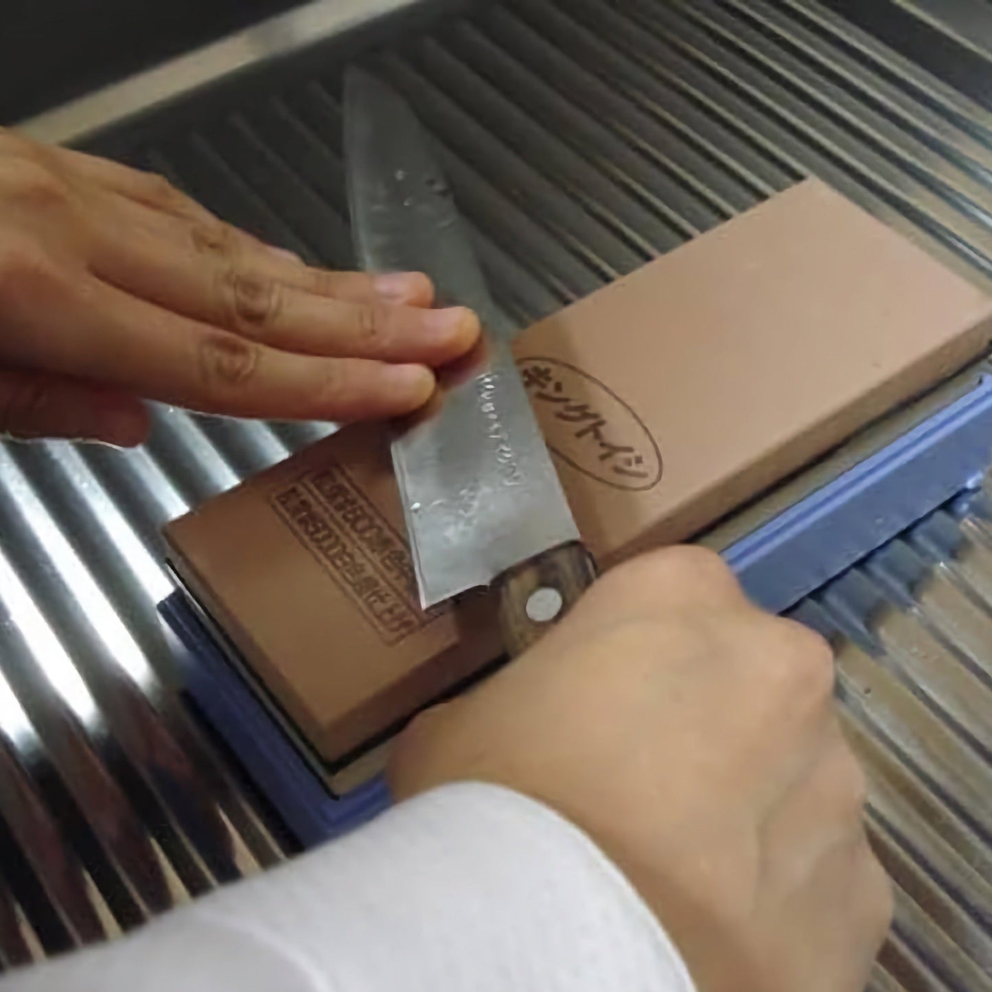 Pierre à aiguiser King Deluxe grain 1000 – Pierre à aiguiser de grain moyen – Fabriquée au Japon