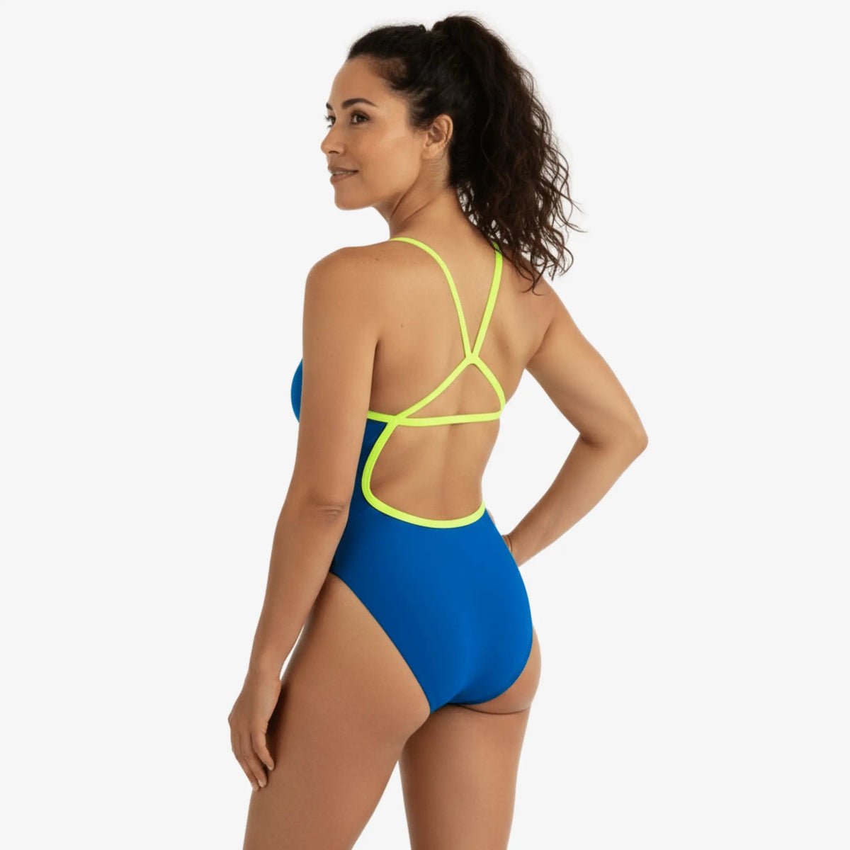 Maillot de bain de performance une pièce Kaiya à dos ouvert par Norca