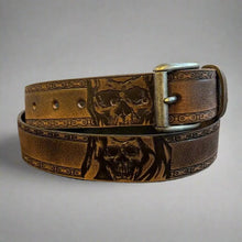 Ceinture motard Keldon en cuir pleine fleur pour homme. Motif chaîne de crâne gaufré avec boucle amovible