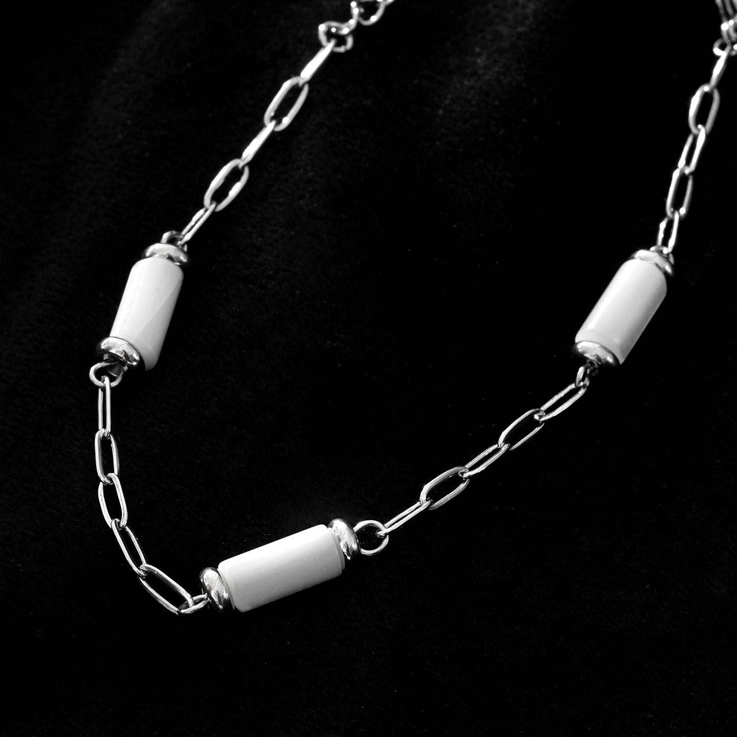 LAGUNA Argent (Or Blanc) : Bracelet mini-chaîne trombone avec perles cylindriques en coquillage naturel