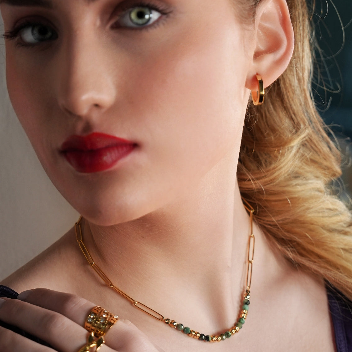 LAIMA : Collier Chaîne Trombone Perlé Doré et Pierres Turquoises Africaines