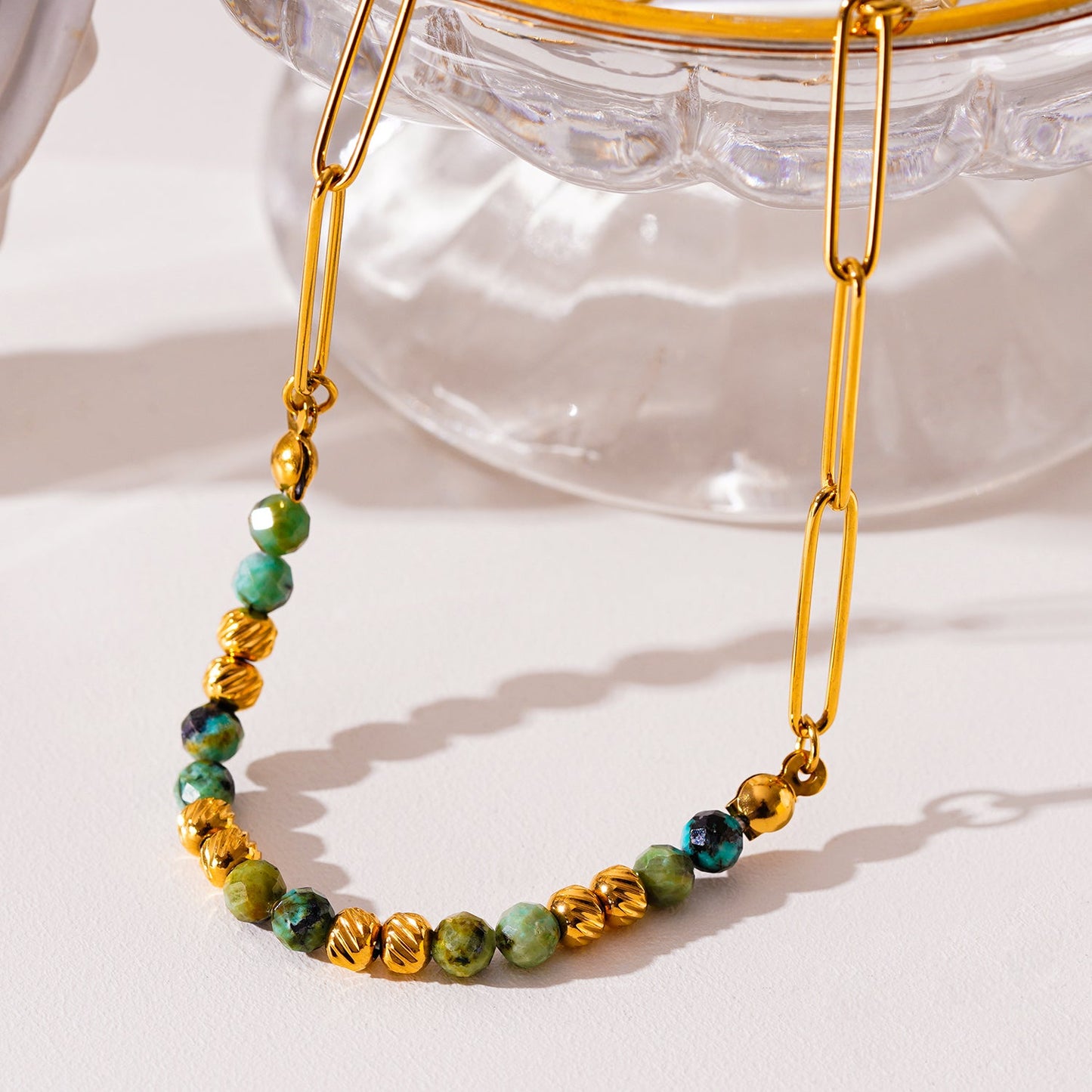 LAIMA : Collier Chaîne Trombone Perlé Doré et Pierres Turquoises Africaines