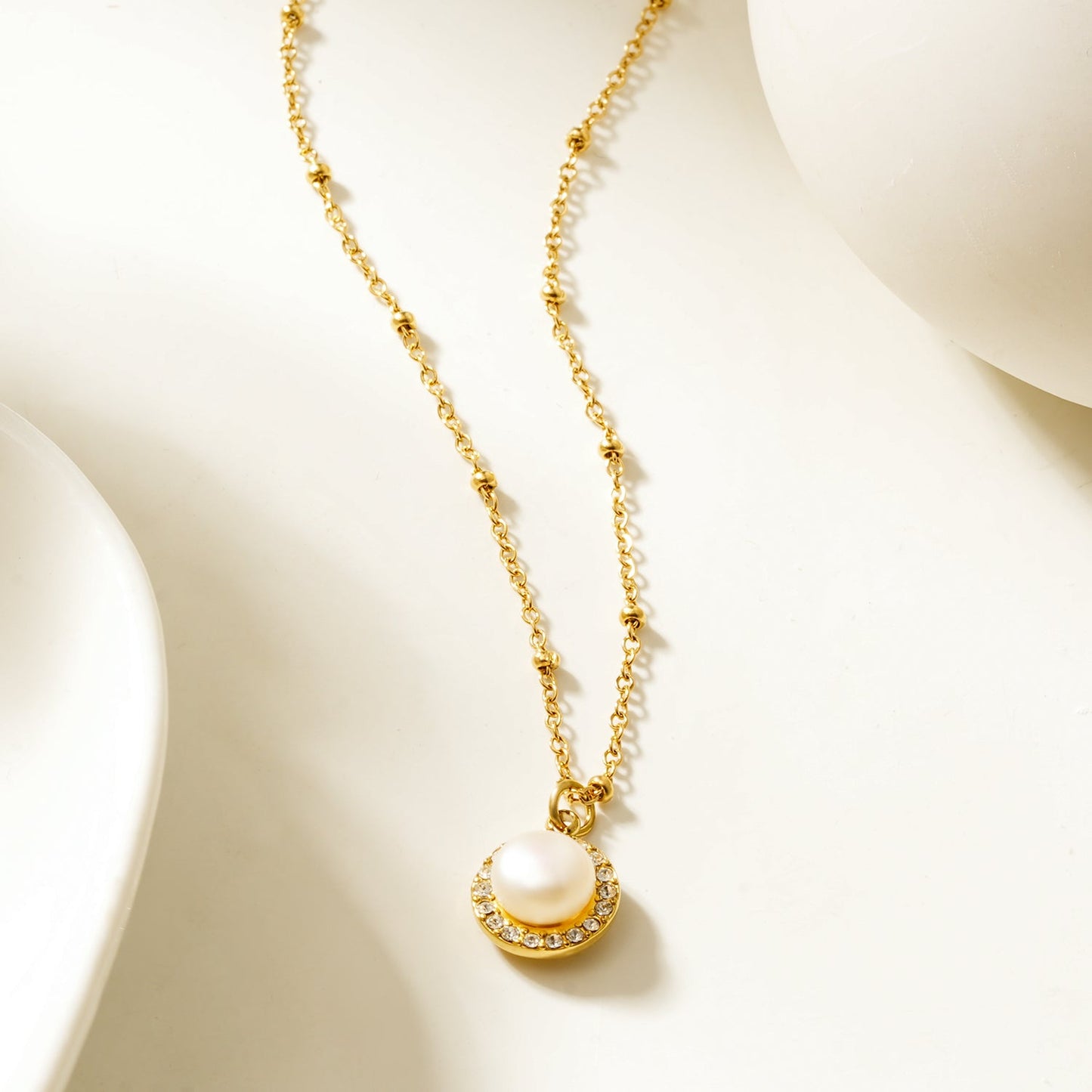 LATAHIA Gold : Collier chaîne perlée avec pendentif bordé de perles d'eau douce et de zircons pavés