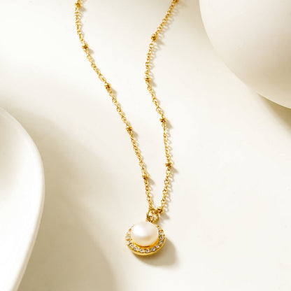 LATAHIA Gold : Collier chaîne perlée avec pendentif bordé de perles d'eau douce et de zircons pavés