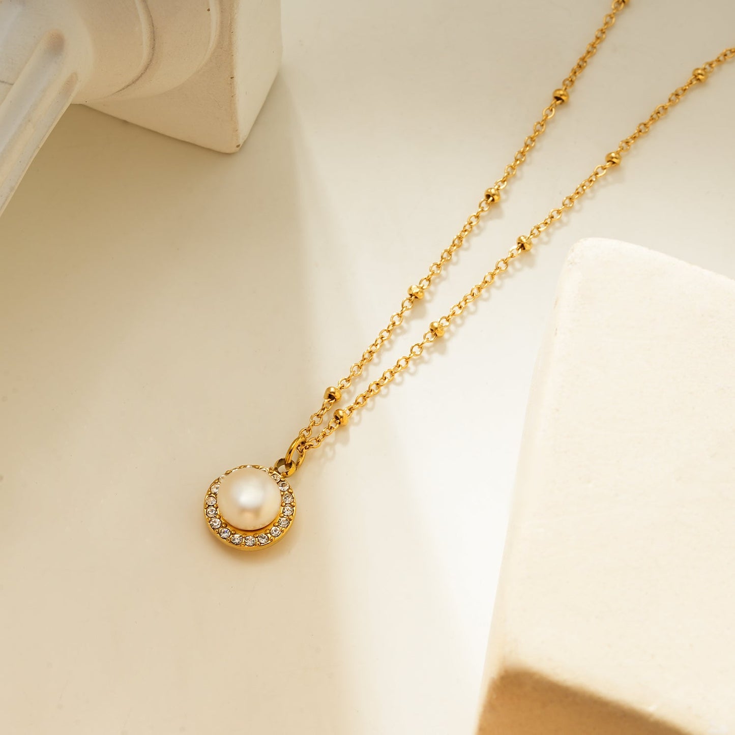LATAHIA Gold : Collier chaîne perlée avec pendentif bordé de perles d'eau douce et de zircons pavés