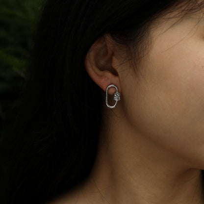 Boucles d'oreilles mousqueton LENNON argentées avec zircones pavées