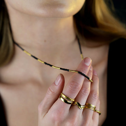 Collier chaîne LINA en cristal noir et perles dorées