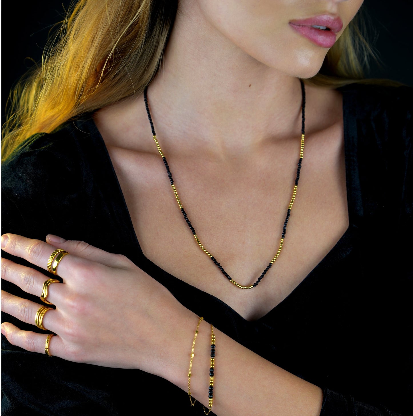 Collier chaîne LINA en cristal noir et perles dorées