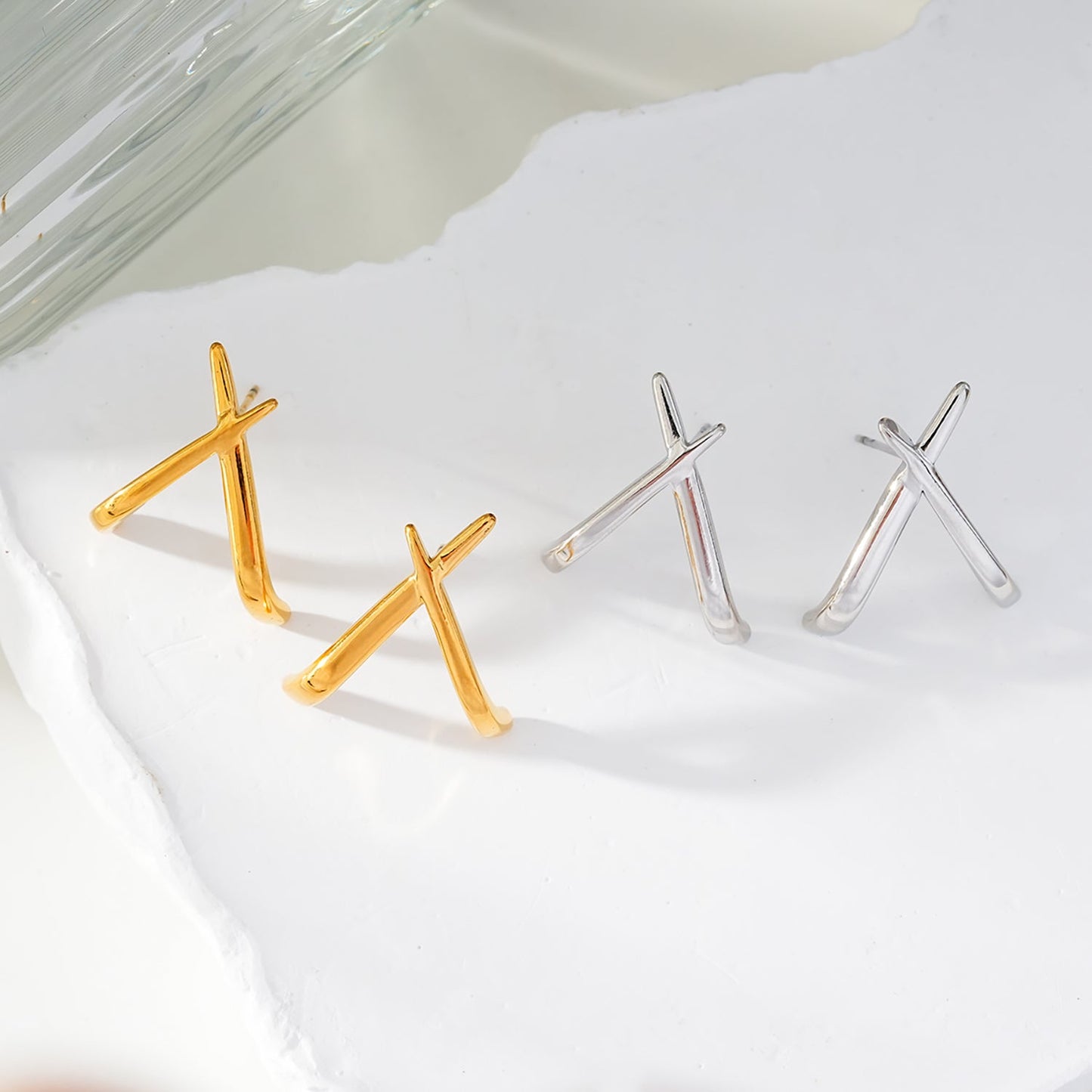 LINDSBORG: Boucles d'oreilles clous géométriques entrecroisées en or blanc (ton argenté)