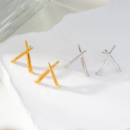 LINDSBORG: Boucles d'oreilles clous géométriques entrecroisées en or blanc (ton argenté)