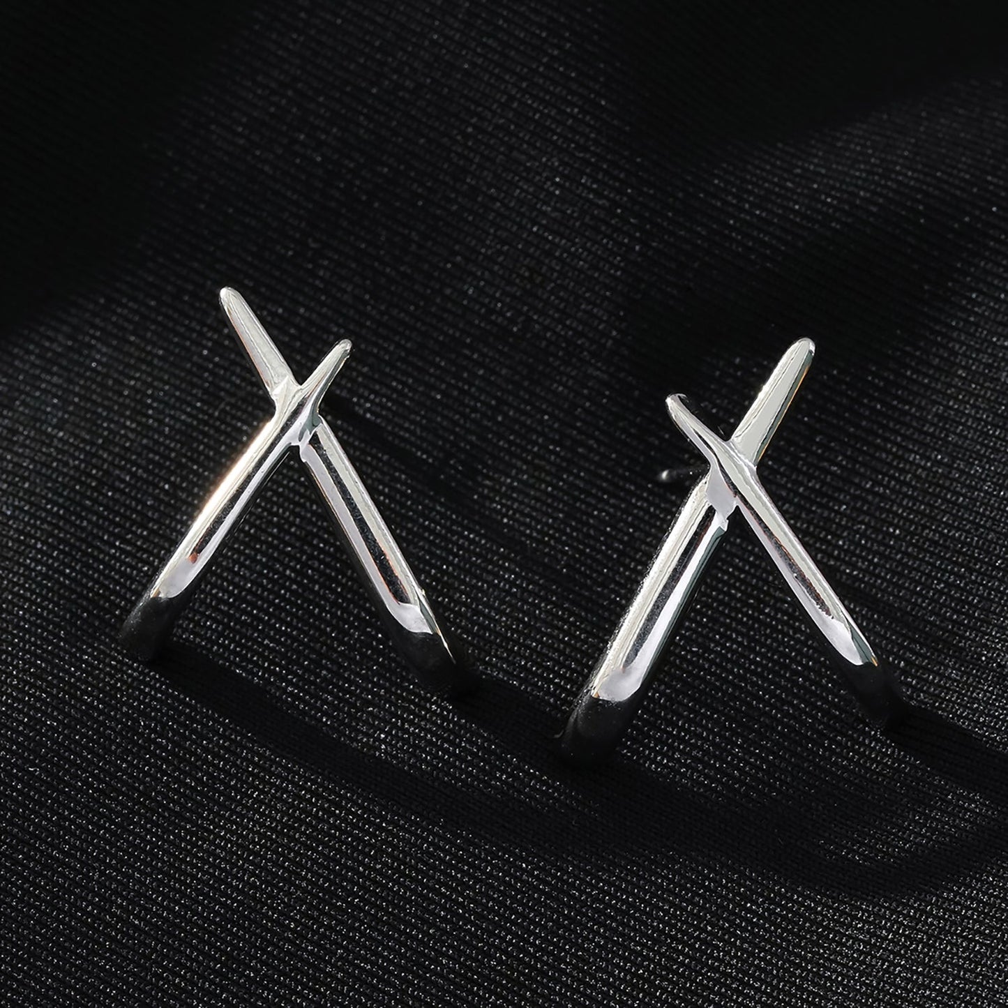 LINDSBORG: Boucles d'oreilles clous géométriques entrecroisées en or blanc (ton argenté)