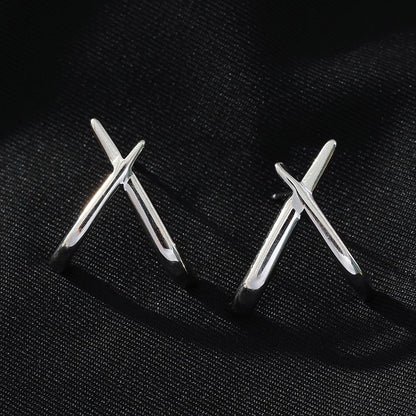 LINDSBORG: Boucles d'oreilles clous géométriques entrecroisées en or blanc (ton argenté)