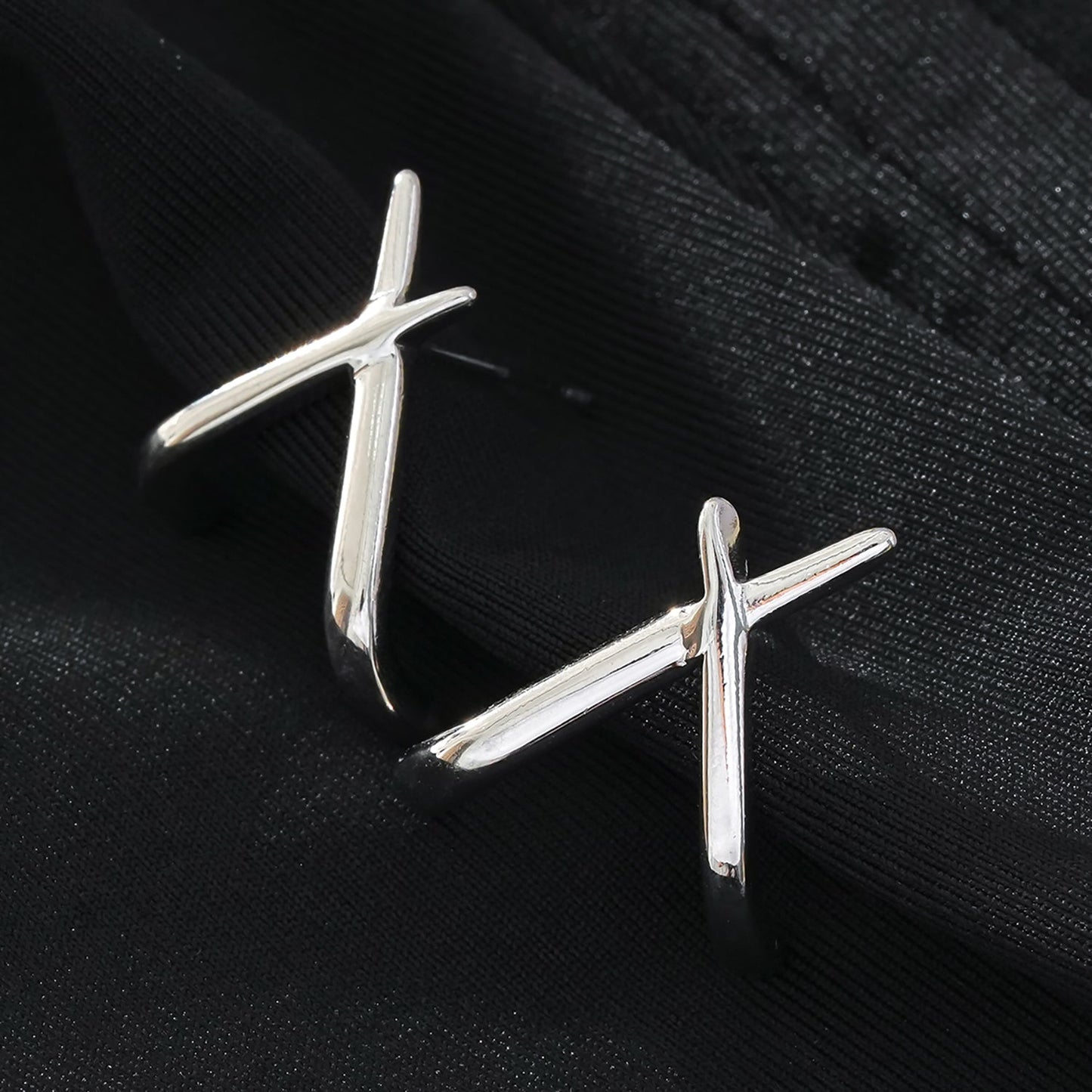 LINDSBORG: Boucles d'oreilles clous géométriques entrecroisées en or blanc (ton argenté)