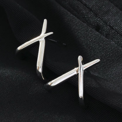 LINDSBORG: Boucles d'oreilles clous géométriques entrecroisées en or blanc (ton argenté)