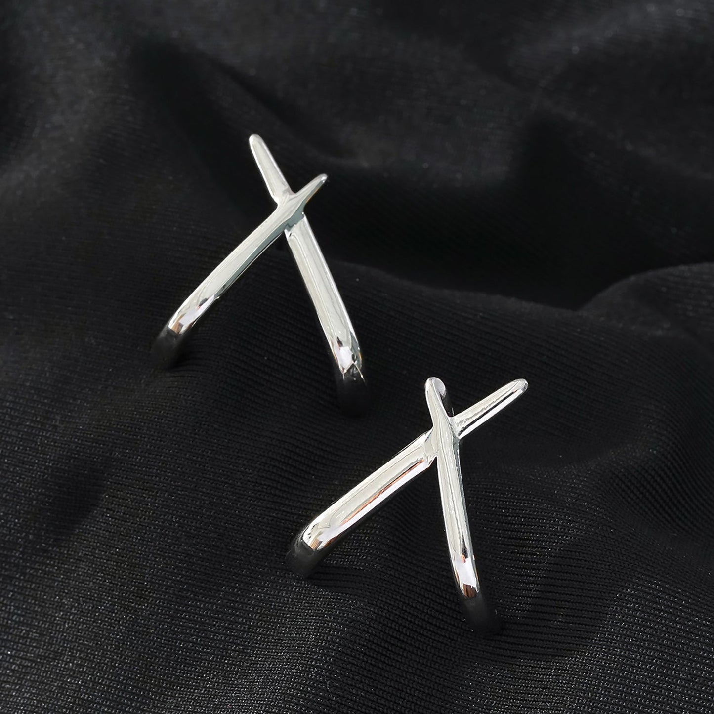 LINDSBORG: Boucles d'oreilles clous géométriques entrecroisées en or blanc (ton argenté)