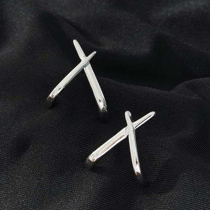 LINDSBORG: Boucles d'oreilles clous géométriques entrecroisées en or blanc (ton argenté)