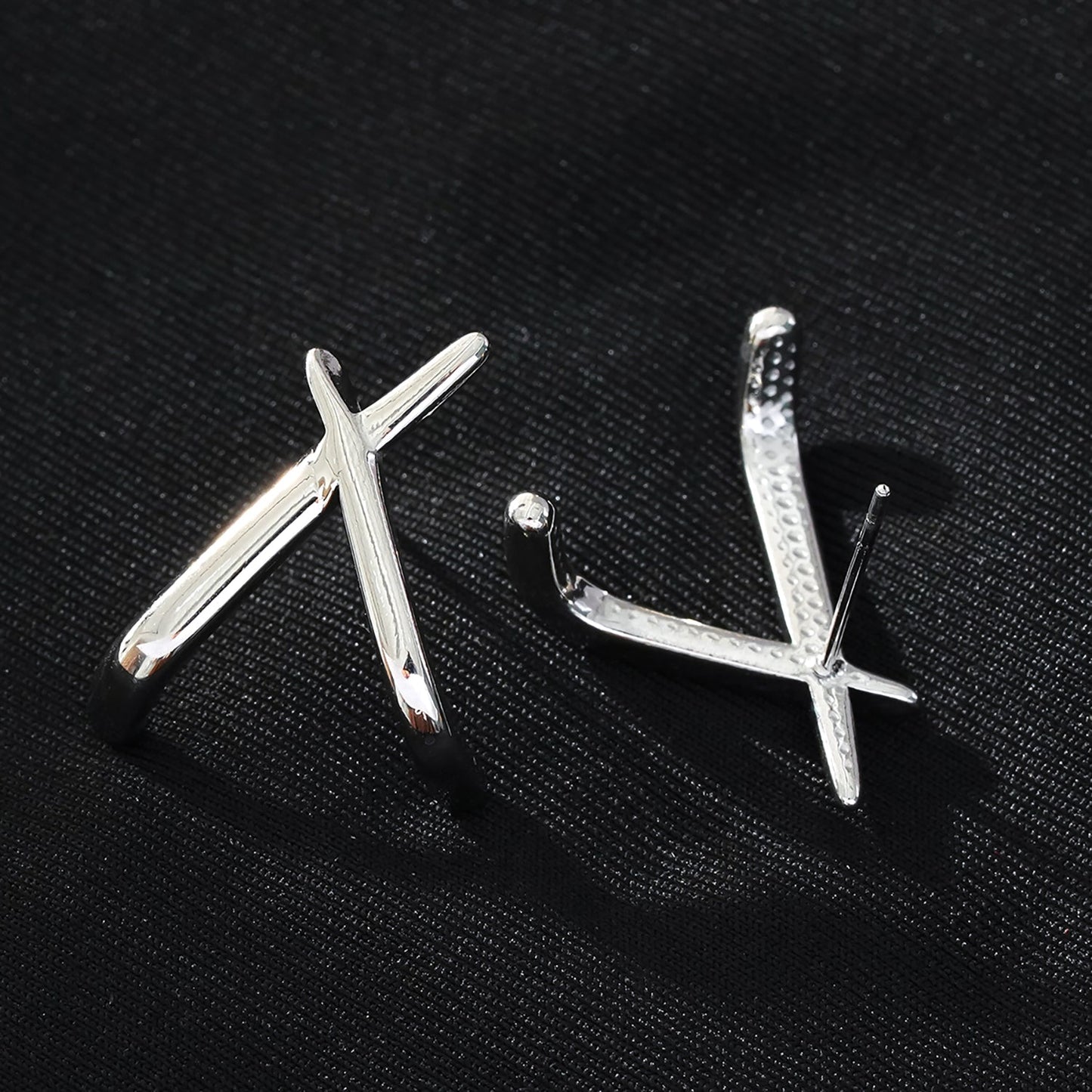 LINDSBORG: Boucles d'oreilles clous géométriques entrecroisées en or blanc (ton argenté)