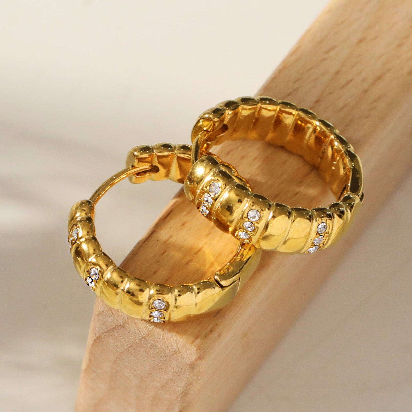 LIZBETH : Créoles sculptées avec ornements en zircone.