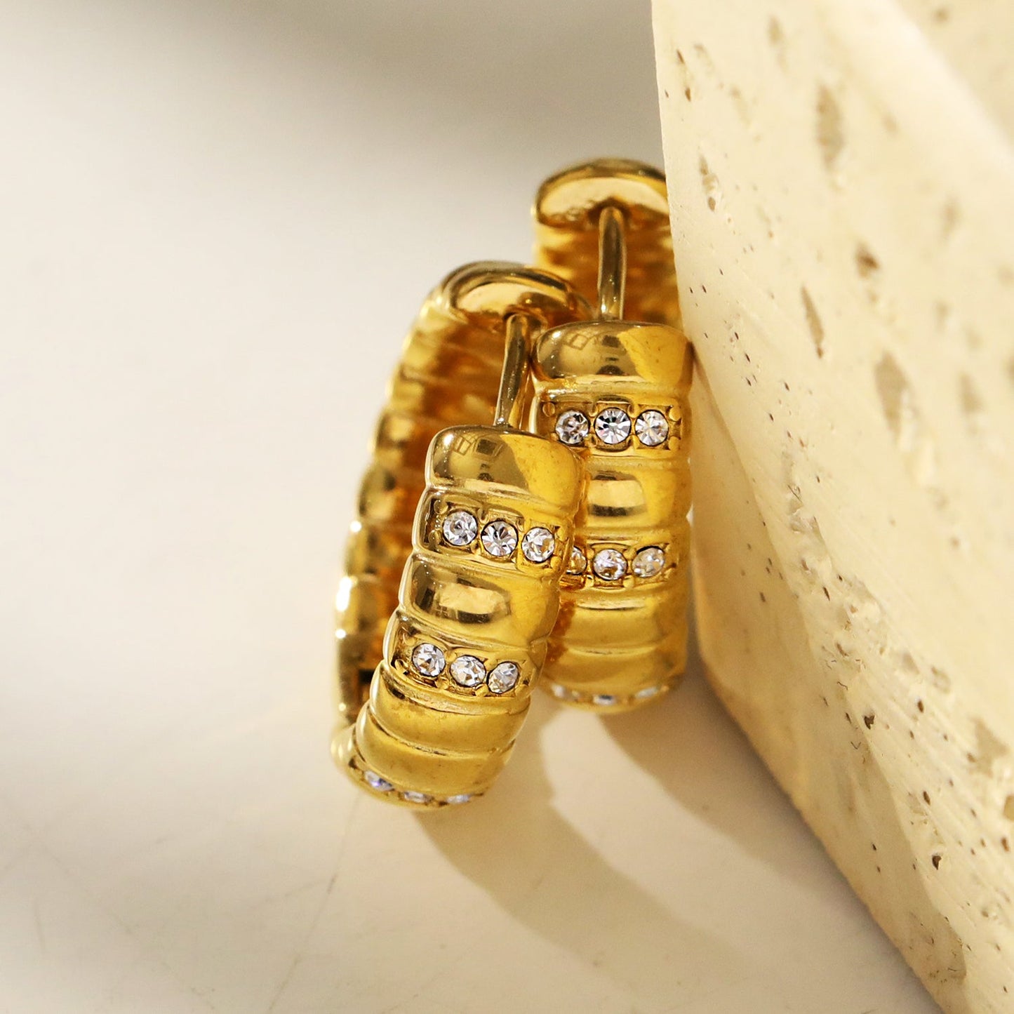 LIZBETH : Créoles sculptées avec ornements en zircone.