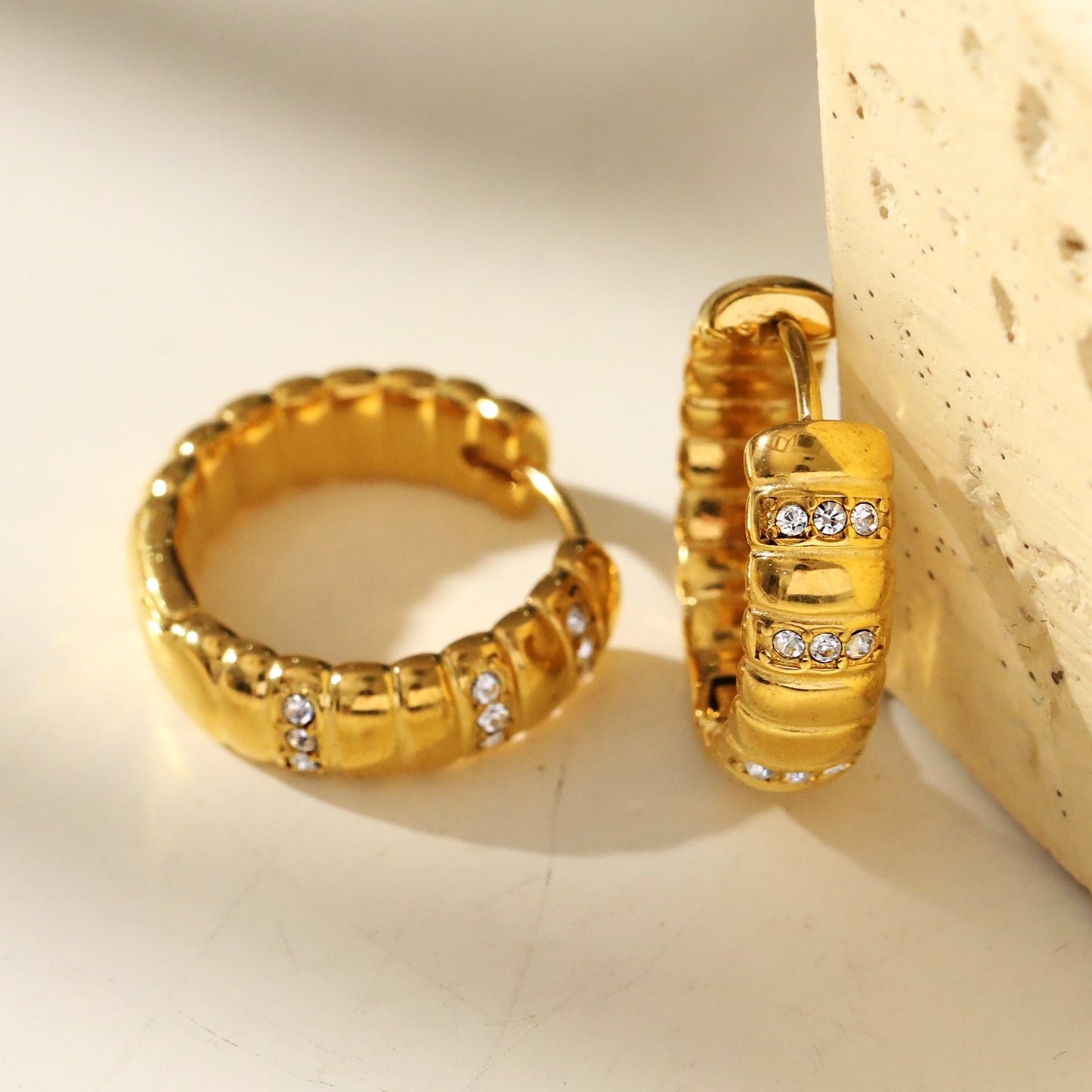 LIZBETH : Créoles sculptées avec ornements en zircone.
