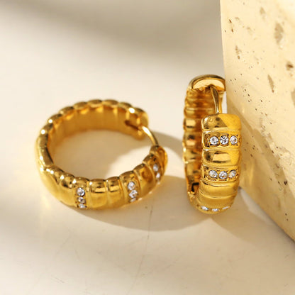 LIZBETH : Créoles sculptées avec ornements en zircone.
