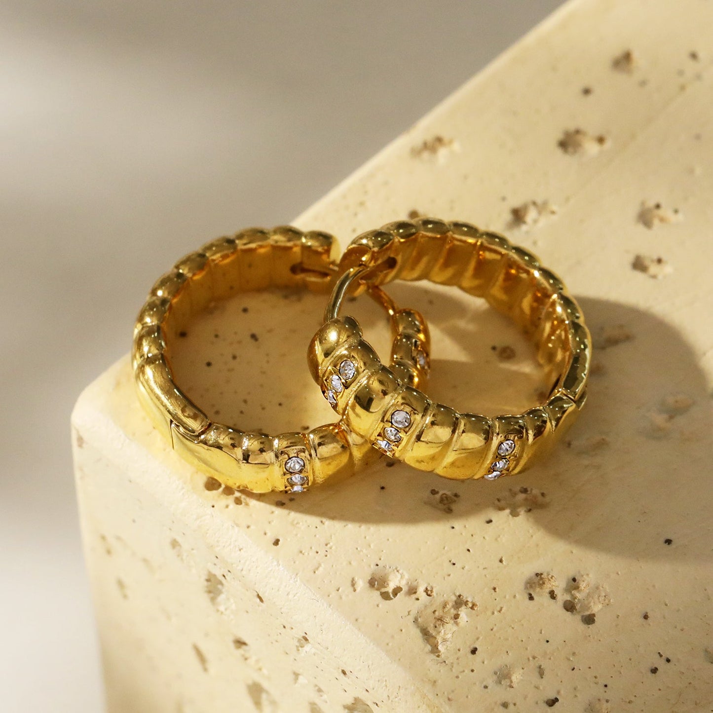LIZBETH : Créoles sculptées avec ornements en zircone.