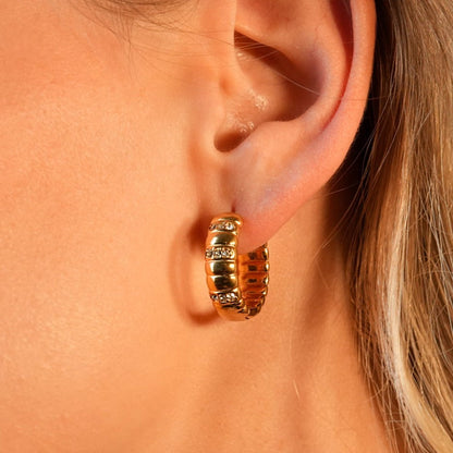 LIZBETH : Créoles sculptées avec ornements en zircone.