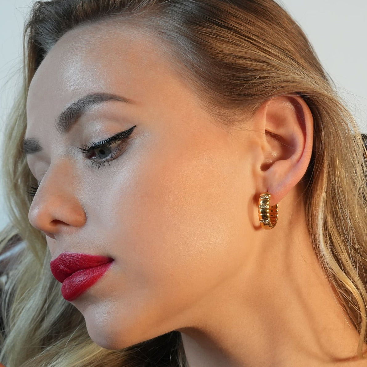 LIZBETH : Créoles sculptées avec ornements en zircone.