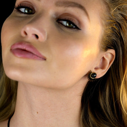 Boucles d'oreilles clous en pierre noire naturelle motif demi-soleil LOVISA