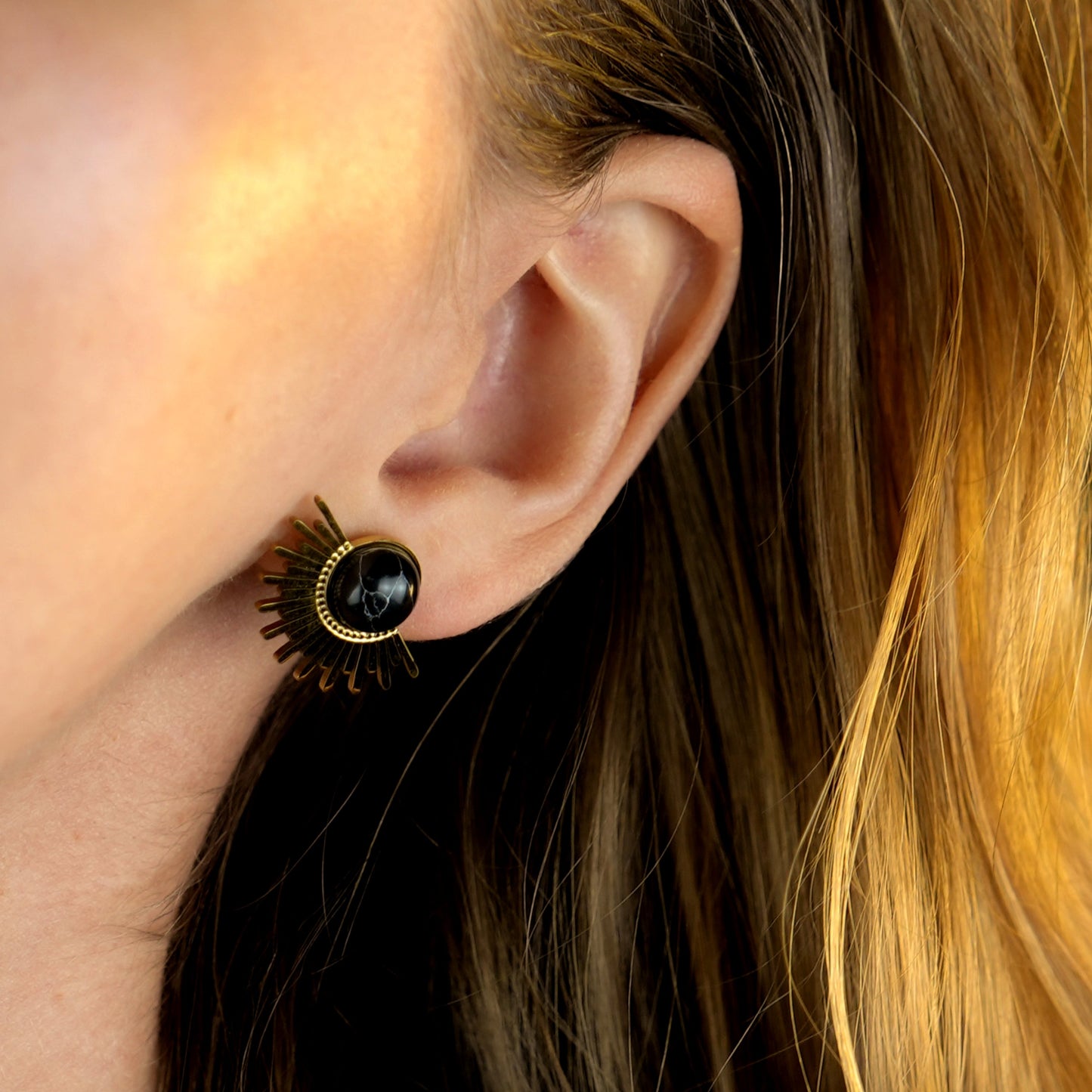 Boucles d'oreilles clous en pierre noire naturelle motif demi-soleil LOVISA