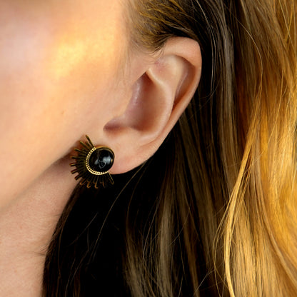 Boucles d'oreilles clous en pierre noire naturelle motif demi-soleil LOVISA