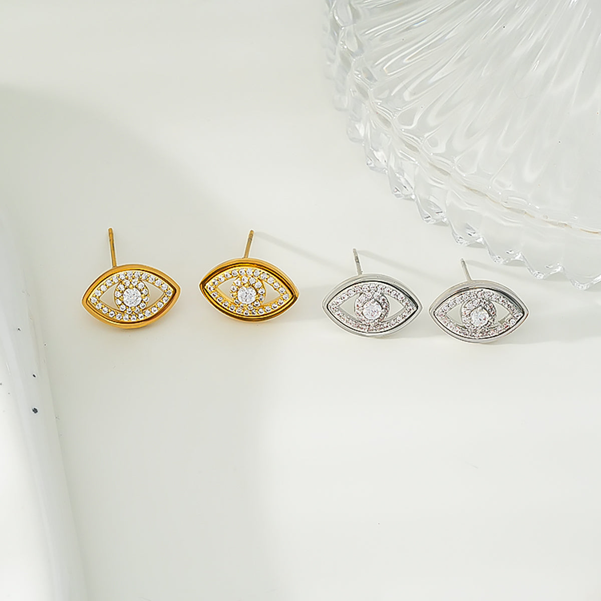 LUCKY EYE Or : Boucles d'oreilles clous œil porte-bonheur serties d'oxydes de zirconium