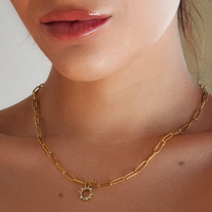 FRETTA : Collier à Pendentif Étoile Rayonnante en Zirconium avec Chaîne Trombone en Plaqué Or.
