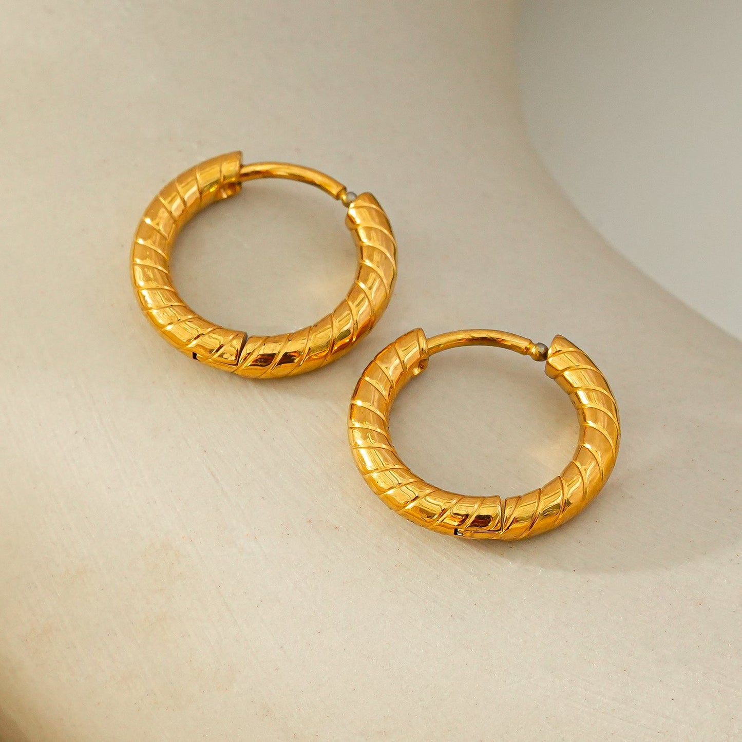 LUPITA : Boucles d'oreilles créoles texturées à motif tourbillon dorées