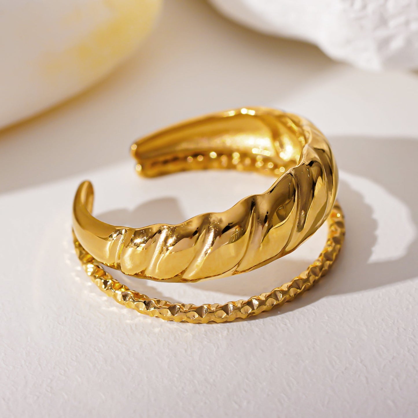 LYAM : Bague texturée double épaisseur contrastée