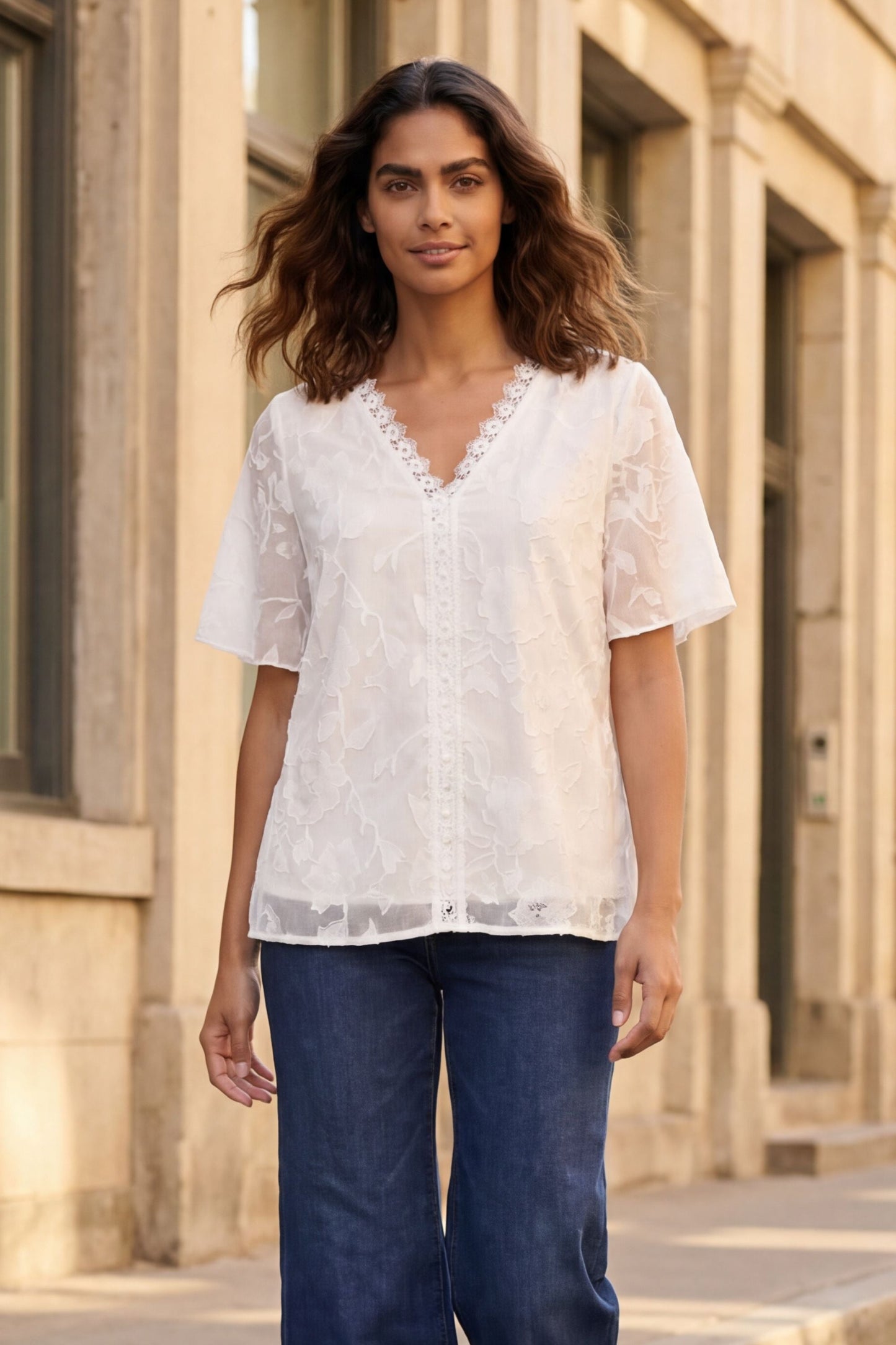 Blouse brodée en V avec dentelle Lucie