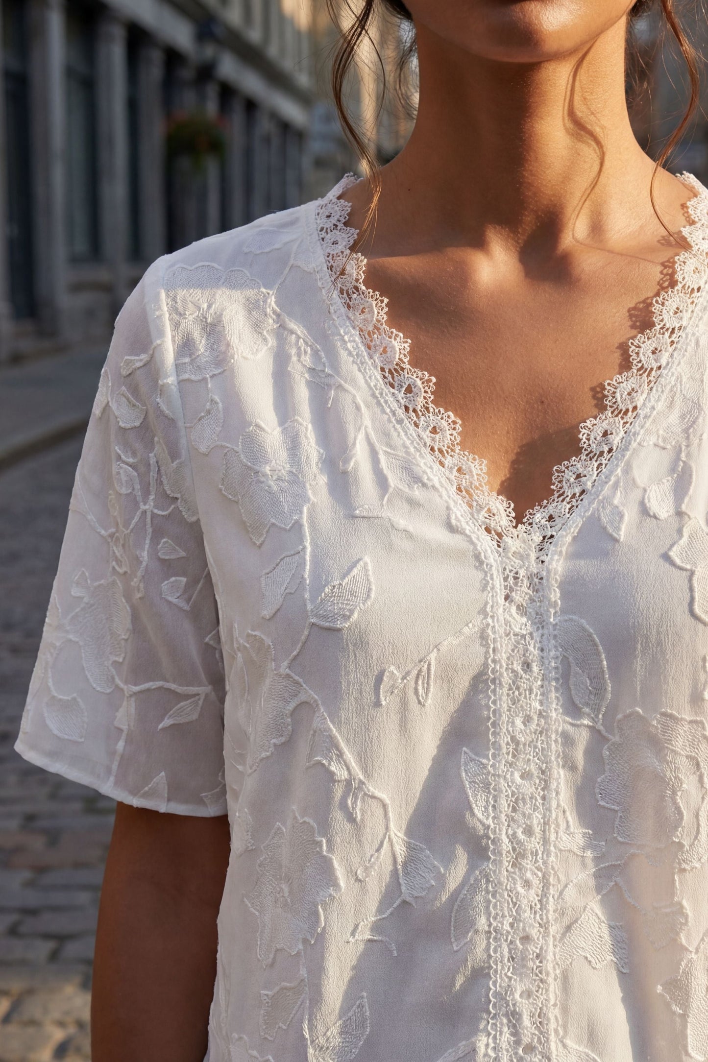 Blouse brodée en V avec dentelle Lucie