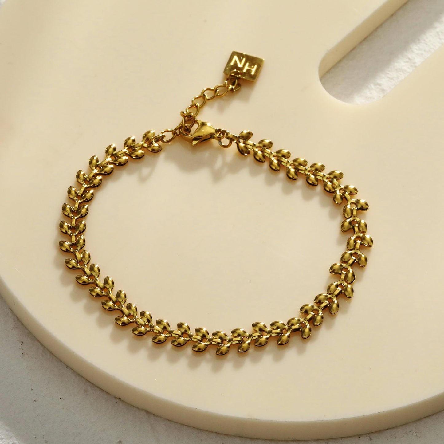 MAGDA Or : Bracelet audacieux à motif végétal