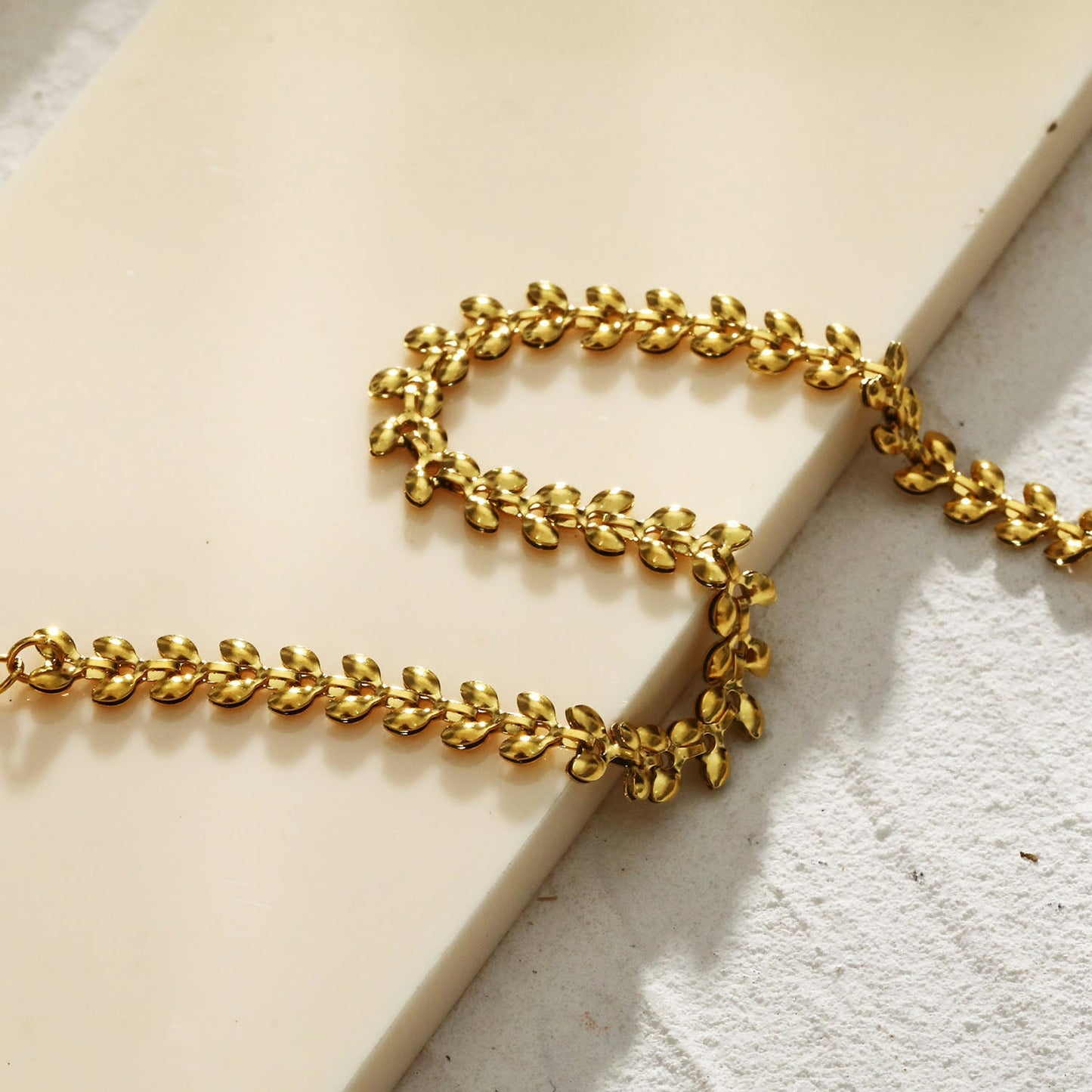 MAGDA Or : Bracelet audacieux à motif végétal