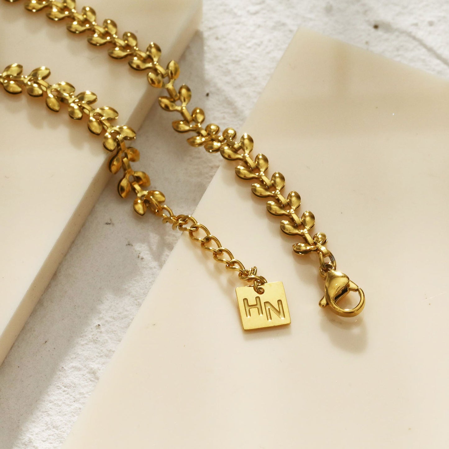 MAGDA Or : Bracelet audacieux à motif végétal