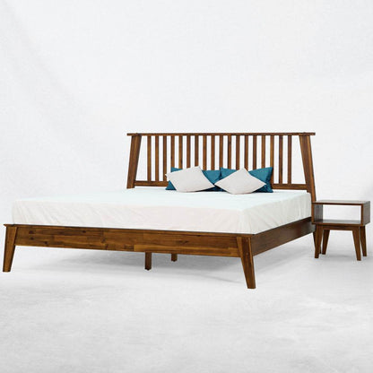 Ensemble de chambre à coucher Kaylin : lit en bois massif et table de chevet