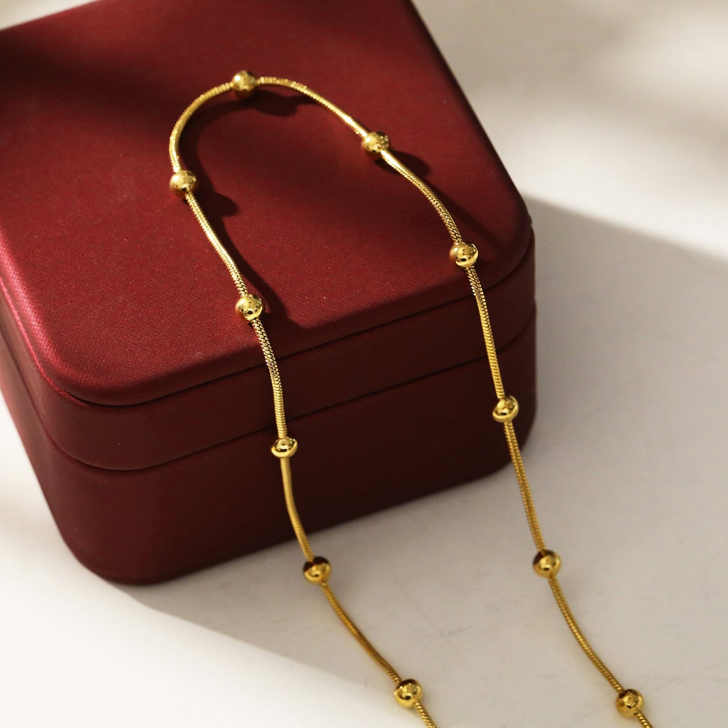 MAKARIA : Collier chaîne texturé serpent avec perles en forme de boule