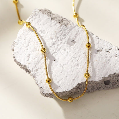 MAKARIA : Collier chaîne texturé serpent avec perles en forme de boule