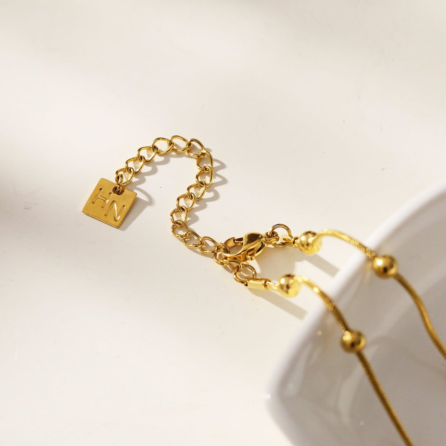 MAKARIA : Collier chaîne texturé serpent avec perles en forme de boule