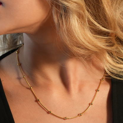 MAKARIA : Collier chaîne texturé serpent avec perles en forme de boule