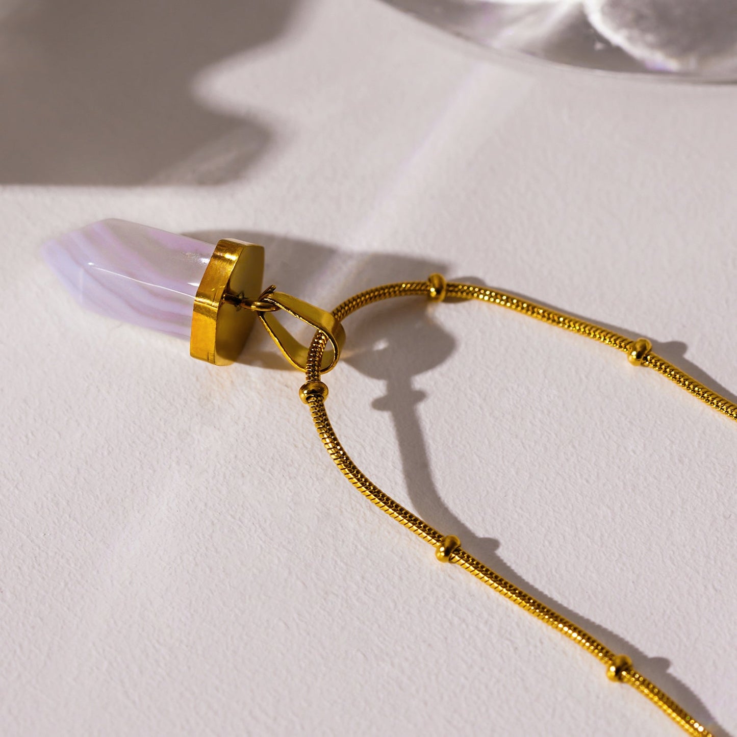 MAKEDA: Pendentif en améthyste monté sur un collier à chaîne perlée texturée peau de serpent