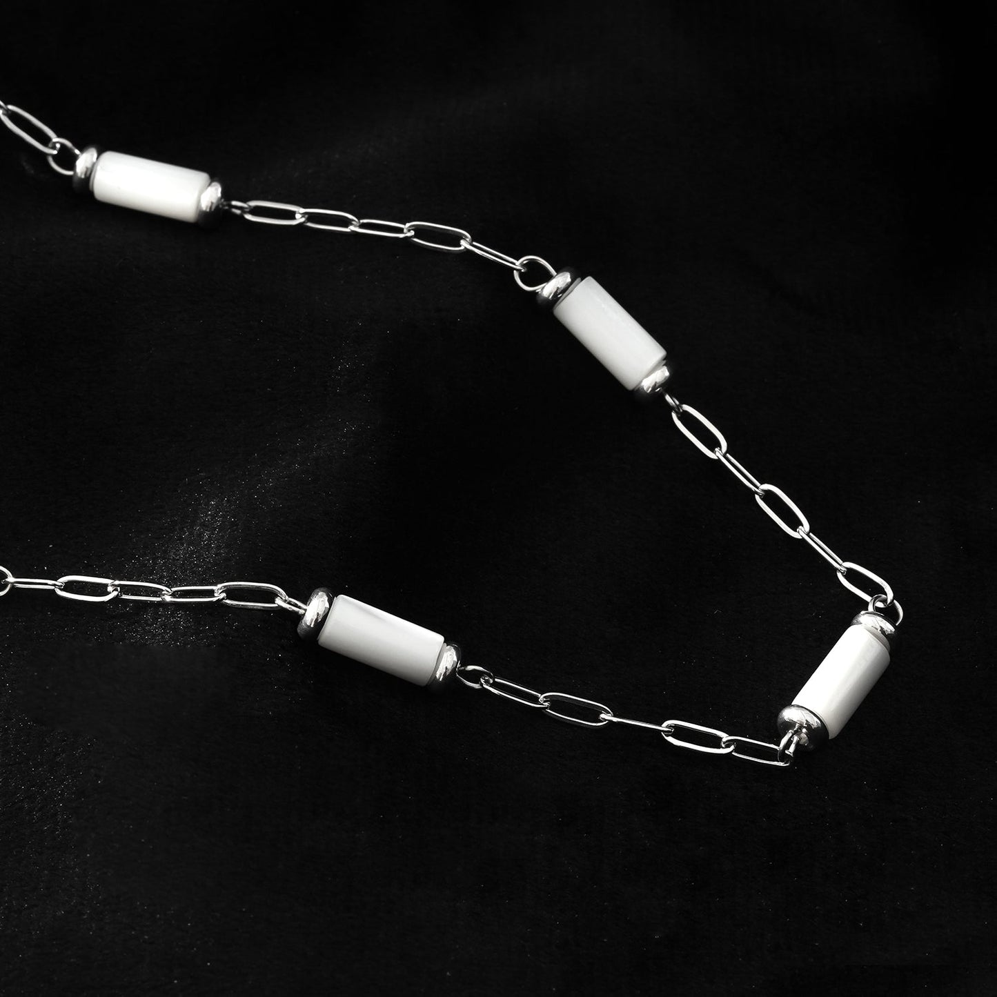 MALIBU : Collier à maillons associant des coquillages naturels et du métal plaqué or blanc (ton argent)