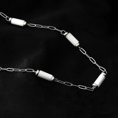 MALIBU : Collier à maillons associant des coquillages naturels et du métal plaqué or blanc (ton argent)