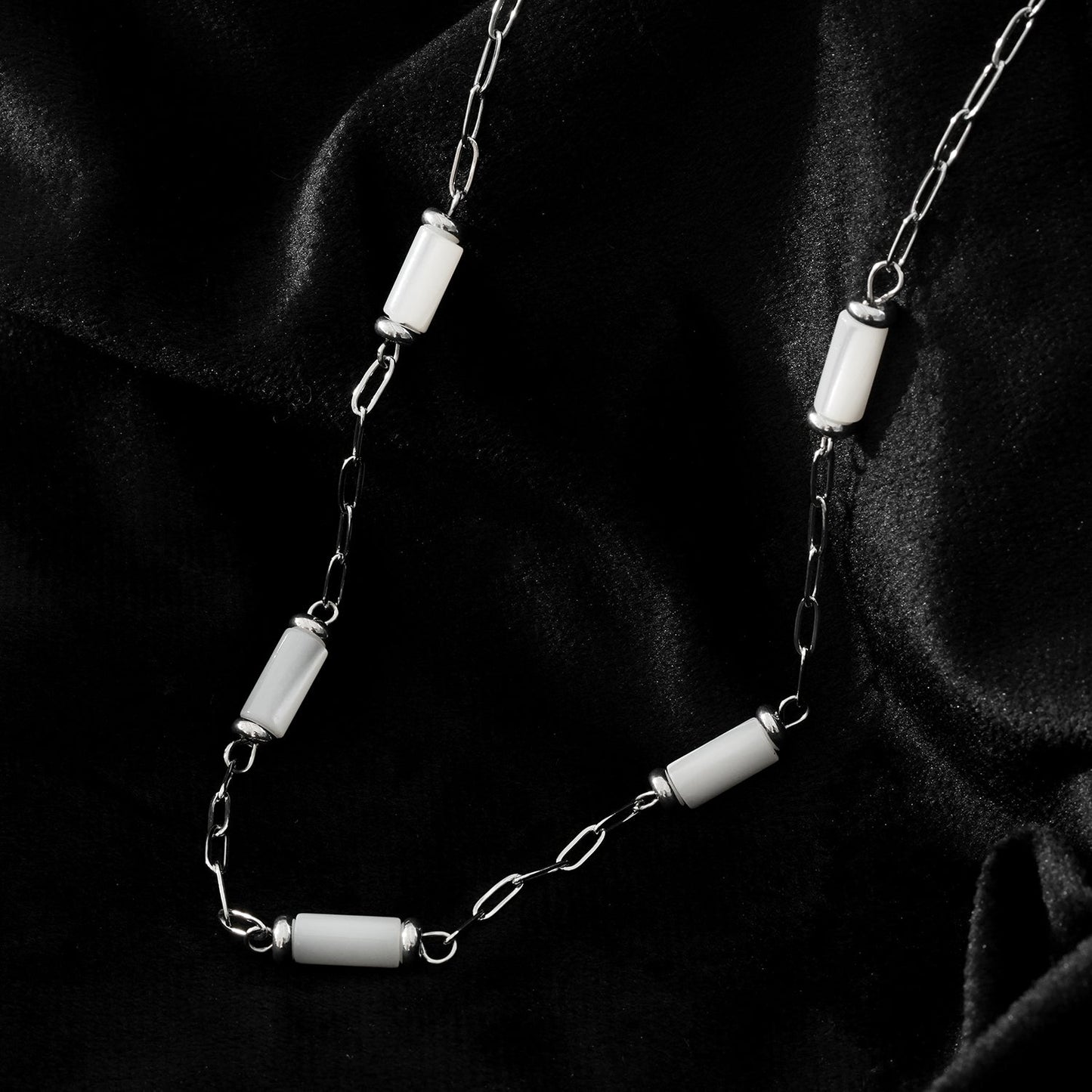 MALIBU : Collier à maillons associant des coquillages naturels et du métal plaqué or blanc (ton argent)